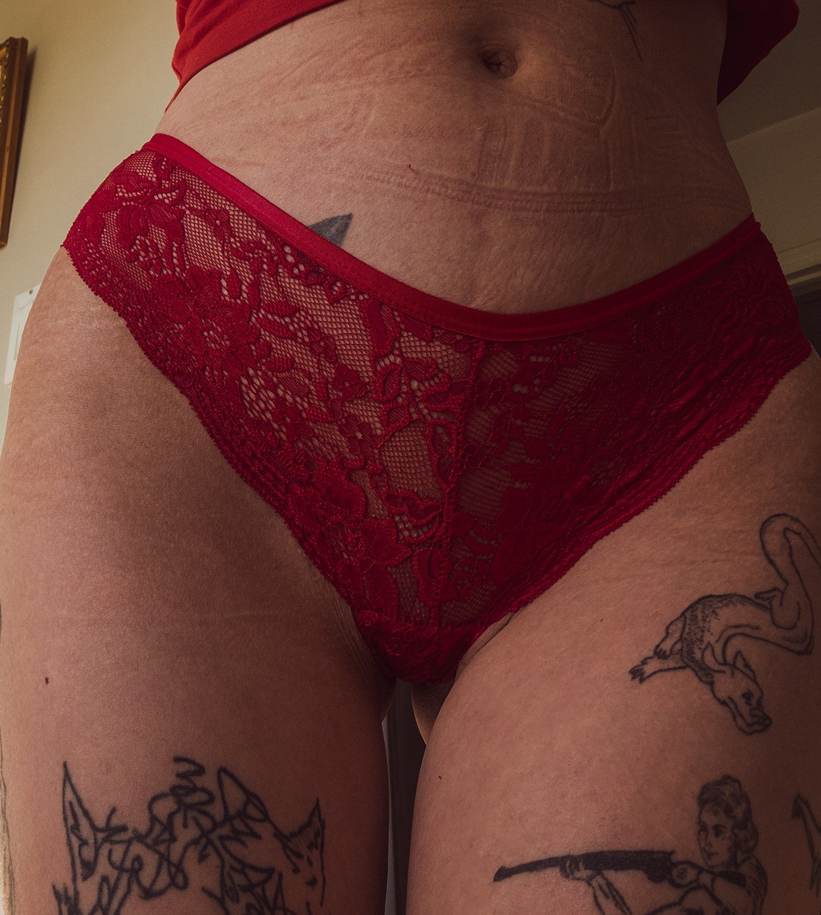 Petite cullote rouge vif en dentelle, portée pendant un rapport toride ! J'ai eu beaucoup de plaisir en la portant ! Elle étais toute mon plaisir pour le tien ! Xx Emballage sous-vide et livraison 100% discrète.
