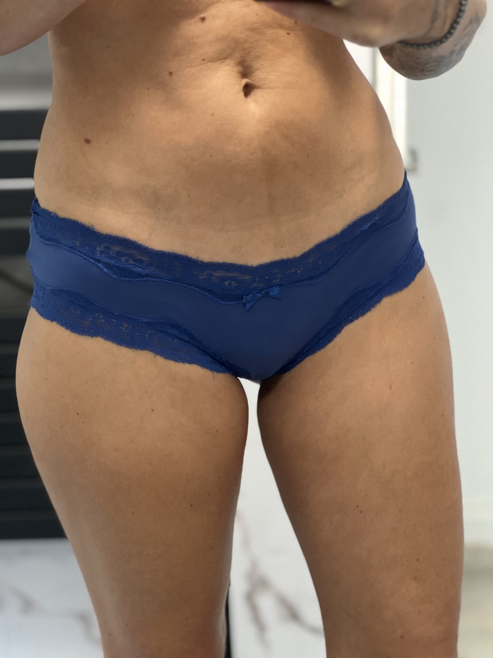 🌙 Les secrets d’une féminité cachée… Chaque culotte porte une histoire, un souffle, une trace de moi. Discrètes, intimes, empreintes de mystère — elles n’attendent que ton regard pour révéler leur secret… 💫